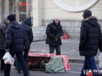 环卫奶奶的心酸一幕：为养老她们如此拼命
