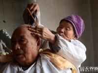环卫奶奶的心酸一幕：为养老她们如此拼命