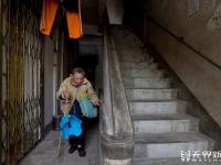 环卫奶奶的心酸一幕：为养老她们如此拼命