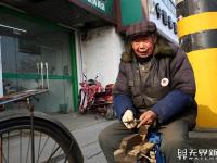 环卫奶奶的心酸一幕：为养老她们如此拼命