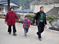 父亲去世母亲离家 7岁女孩独自照顾爷爷奶奶
