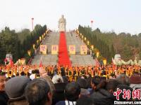 河南南阳万人祭拜张仲景 场面宏大