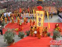 河南南阳万人祭拜张仲景 场面宏大