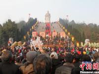 河南南阳万人祭拜张仲景 场面宏大