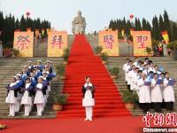 河南南阳万人祭拜张仲景 场面宏大