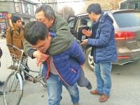 怕被当成讹人 老人被汽车压伤脚拒上医院