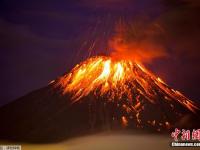 厄瓜多尔通古拉瓦火山喷发 夜空绚丽