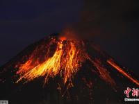 厄瓜多尔通古拉瓦火山喷发 夜空绚丽