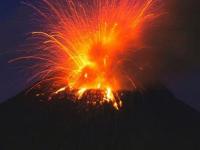 厄瓜多尔通古拉瓦火山喷发 夜空绚丽