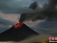 厄瓜多尔通古拉瓦火山喷发 夜空绚丽