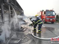 武黄高速一卧铺车自燃 疏散及时无人员伤亡