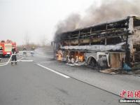 武黄高速一卧铺车自燃 疏散及时无人员伤亡
