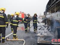 武黄高速一卧铺车自燃 疏散及时无人员伤亡