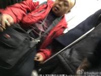 男子在北京地铁吸烟被劝阻