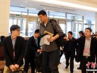 全国政协委员陆续抵达驻地 姚明陈思思现身