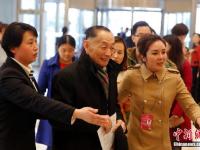 全国政协委员陆续抵达驻地 姚明陈思思现身