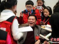 全国政协委员陆续抵达驻地 姚明陈思思现身