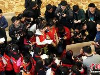 全国政协委员陆续抵达驻地 姚明陈思思现身