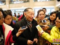 全国政协委员陆续抵达驻地 姚明陈思思现身