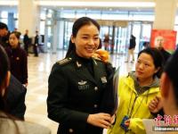 全国政协委员陆续抵达驻地 姚明陈思思现身