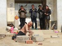 五旬老汉自学“硬气功” 可徒手劈砖肚顶百斤石