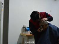 男生带瘫痪父亲上大学：不能抛下他 