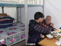 男生带瘫痪父亲上大学：不能抛下他 