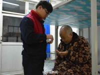男生带瘫痪父亲上大学：不能抛下他 