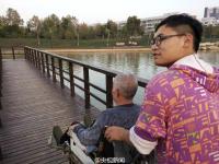 男生带瘫痪父亲上大学：不能抛下他 