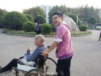 男生带瘫痪父亲上大学：不能抛下他 