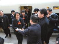 两会代表委员亮相遭围堵