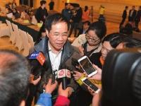 两会代表委员亮相遭围堵