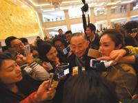 两会代表委员亮相遭围堵