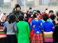 全国政协开幕 国内外媒体聚焦两会
