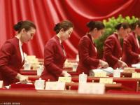 全国两会美女礼仪齐穿“中国红”吸睛