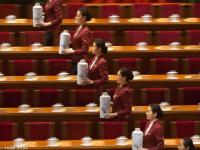 全国两会美女礼仪齐穿“中国红”吸睛