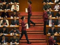 全国两会美女礼仪齐穿“中国红”吸睛