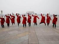 全国两会美女礼仪齐穿“中国红”吸睛