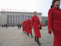 全国两会美女礼仪齐穿“中国红”吸睛