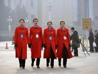 全国两会美女礼仪齐穿“中国红”吸睛