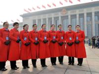 全国两会美女礼仪齐穿“中国红”吸睛