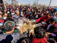 河南庙会2000人同吃“大锅饭” 场面壮观