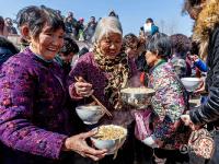 河南庙会2000人同吃“大锅饭” 场面壮观