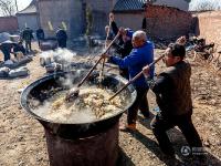 河南庙会2000人同吃“大锅饭” 场面壮观