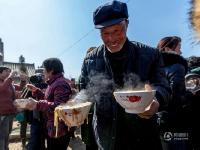 河南庙会2000人同吃“大锅饭” 场面壮观