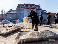 河南庙会2000人同吃“大锅饭” 场面壮观