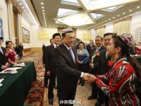 李克强参加新疆代表团审议 代表为其戴花帽