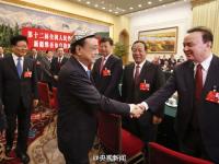 李克强参加新疆代表团审议 代表为其戴花帽