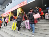 武汉办春节后最大招聘会 求职者拖行李上工