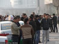 山东一出租车与打车软件车辆相撞 引发冲突